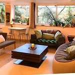 Charming House, Calm Garden In The Center Of Paris