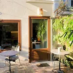 Charming House, Calm Garden In The Center Of Paris