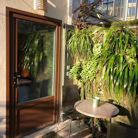 Charming House, Calm Garden In The Center Of Apartment Paris